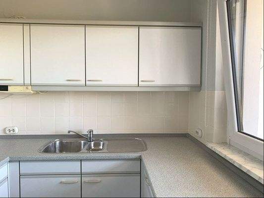 Küche mit Einbauschränken