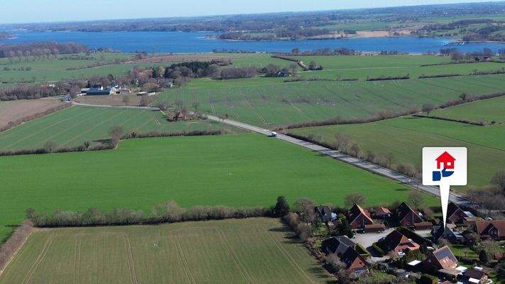 Umgeben und Wiesen und Feldern