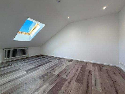 Schlafzimmer 2: Viel Platz für Bett Schrank und einen ruhigen Rückzugsbereich