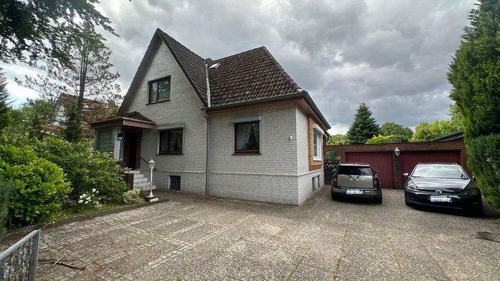 Einfahrt und Garagen