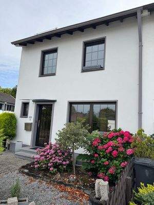 Vordere Ansicht mit Vorgarten