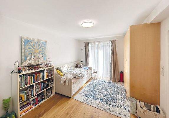 Kinderzimmer mit eigenem Südbalkon