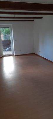 WOHNZIMMER MIT ZUGANG ZUR TERRASSE