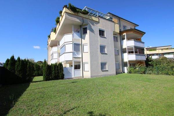 Traumhafte, neuwertige 3 Zi Gartenwohnung mit 400m² Eigengarten in Waidmannsdorf mit Tiefgarage