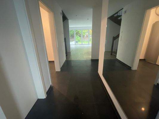 Heller Flur mit Treppe