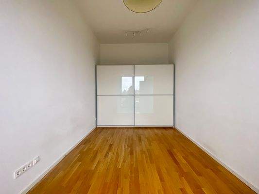 Großzügiges Schlafzimmer