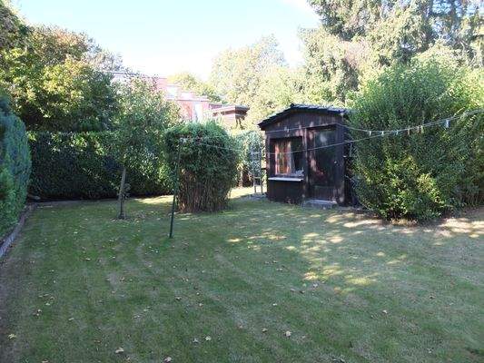 Garten mit Holzhäuschen.JPG