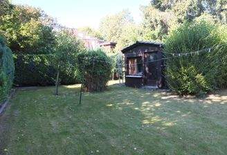 Garten mit Holzhäuschen.JPG