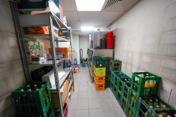 Getränkelager hinter der Bar