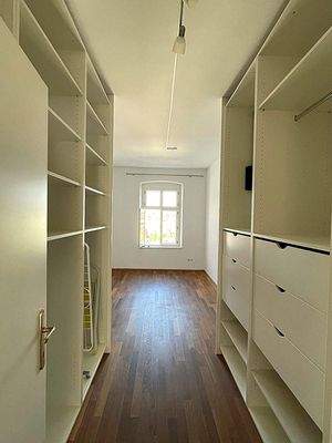 Begehbarer Schrank zum Schlafzimmer