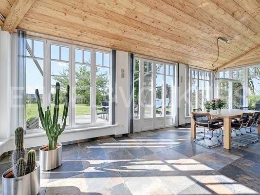 Wintergarten mit Essbereich