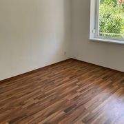 Leeres Zimmer mit Fenster