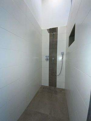 DG - Whg Nr. 2 -Badezimmer - bodengleiche Dusche