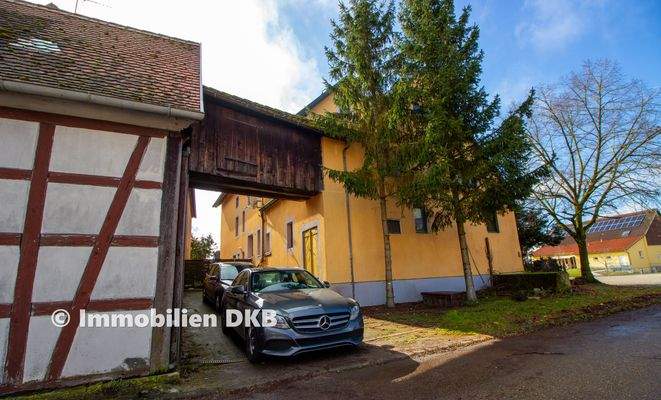 Rückansicht mit Stellplätzen