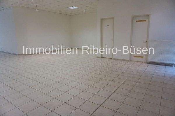 der große Büro- oder Verkaufsraum