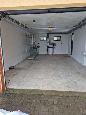 Garage mit elektr. Rolltor