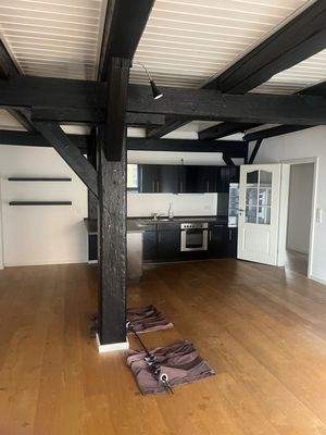 Wohnzimmer mit offener Küche