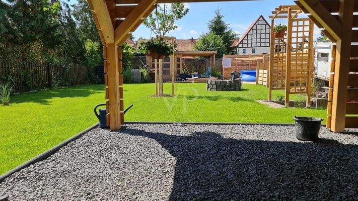 Außenanlage mit Blick hinterer Gartenbereich