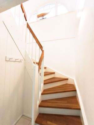 Vollholztreppe zum DG mit Fledermausgaube  .jpg