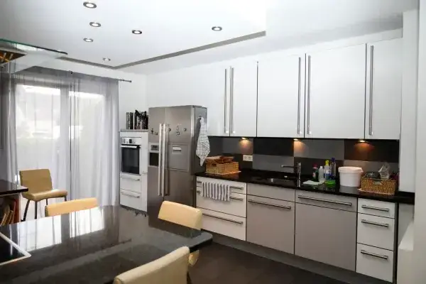 Küchenbereich mit Kochinsel 