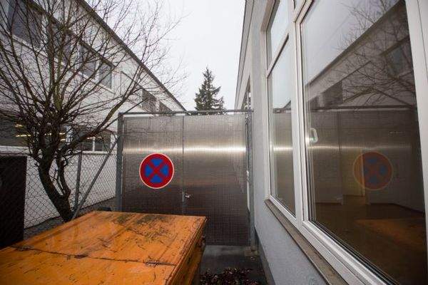 Zufahrt links vom Gebäude