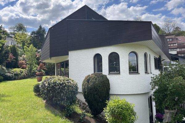 Seitenansicht mit Rasen-  und Gartenfläche