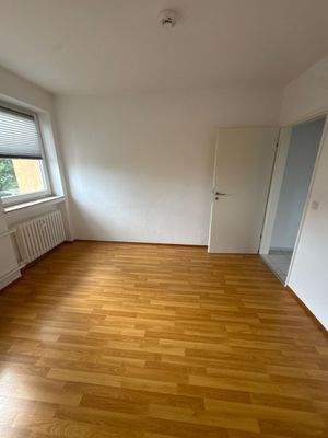 Helles Zimmer mit Holzboden