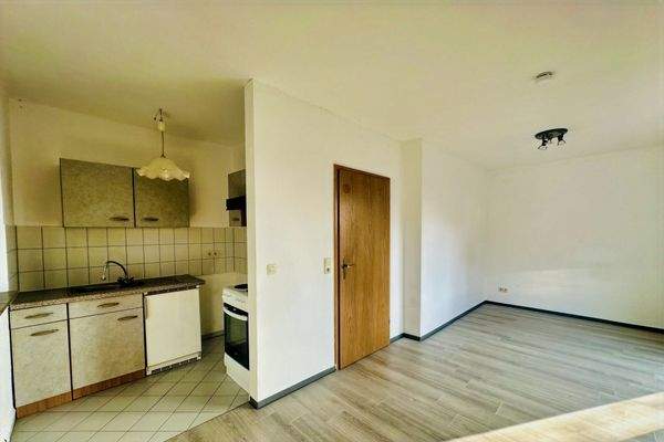 offener Wohnbereich mit Küchennische