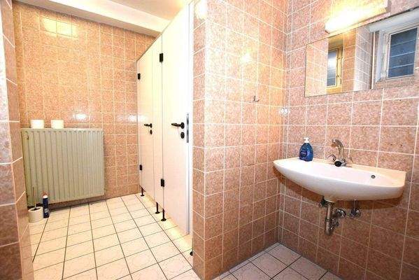 2 Herren-WCs plus Urinal.JPG