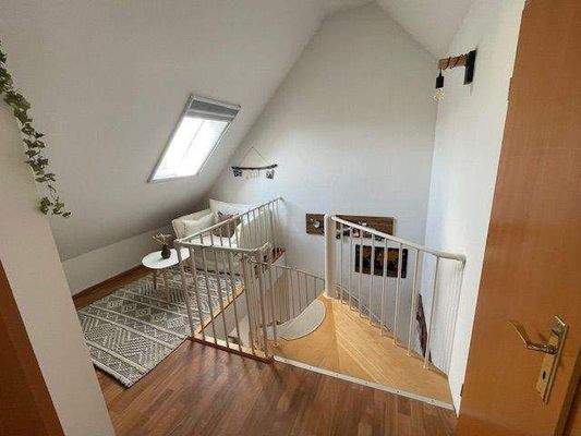 Flur im Spitzboden mit Spindeltreppe