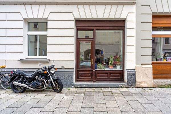 Büroeingang mit Schaufensterfläche