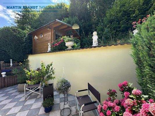 Terrasse mit Ansicht Gartenhütte