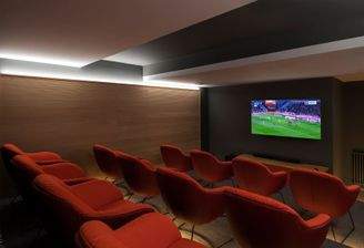 Heimkino mit roten Sesseln