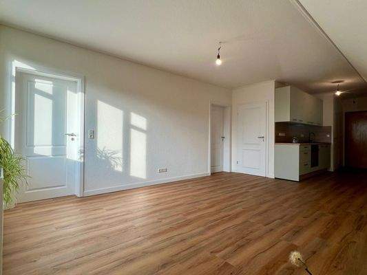 Wohnzimmer mit offener Küche