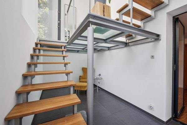 Hochwertig gestalteter, privater Zugang in lichtdurchfluteter Architektur