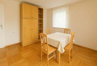 Esszimmer Wohnbeispiel (KI-generierte Einrichtung)