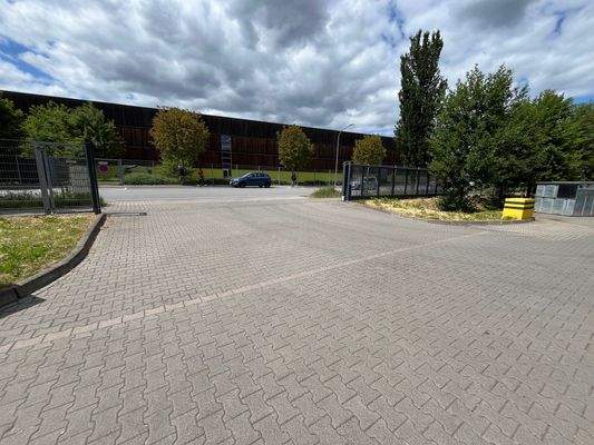 Einfahrt mit autom. Stahlschiebetor