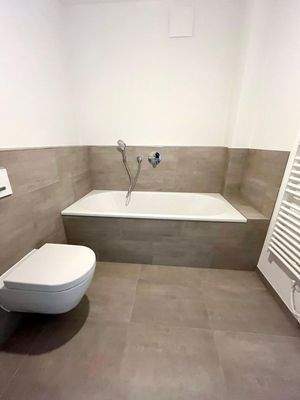 Bad 1 mit geräumiger Badewanne