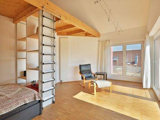 Heller Schlafbereich im Dachgeschoss mit Dachterrasse