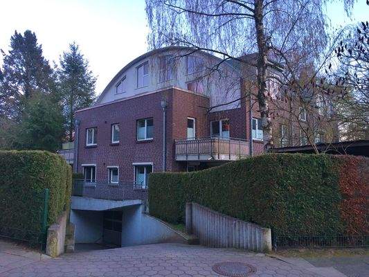 Seitenansicht mit Tiefgarageneinfahrt