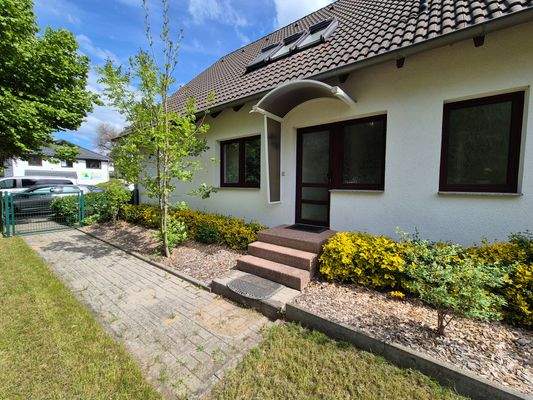 Rückseite mit Eingang zur DG Wohnung