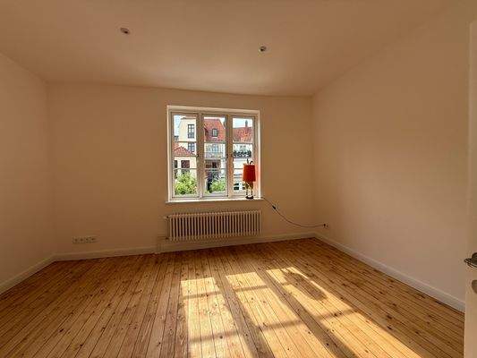 Lichtdurchflutetes Zimmer