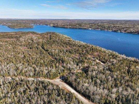 Drohnenaufnahme - Straße zum Land rechts