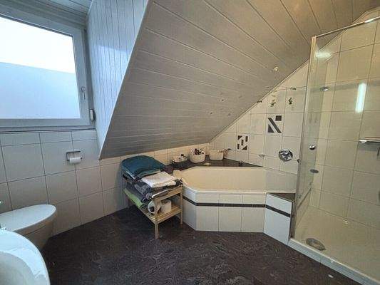 Bad mit Wanne, Dusche, Fenster