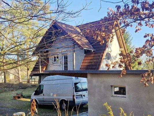 Hausansicht mit Erker und Garage