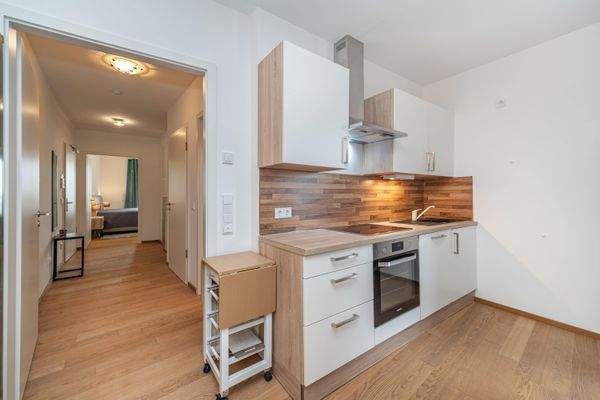 Küchenzeile mit Blick in den Flur