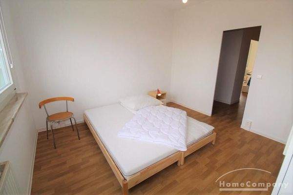 Großes Schlafzimmer mit Doppelbett, Schrank + Schreibtisch