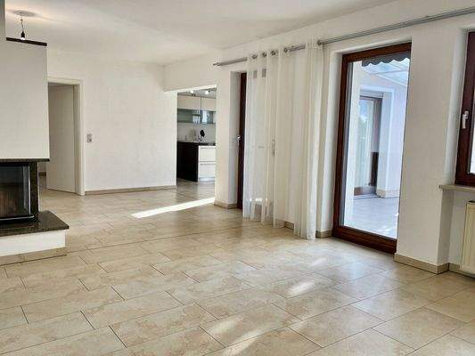 weitläufiges Wohnzimmer ...