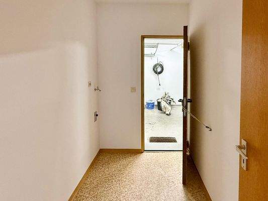 Abstellraum/ Zugang zur Garage