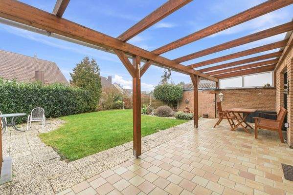 große überdachte Terrasse (Bild 2)